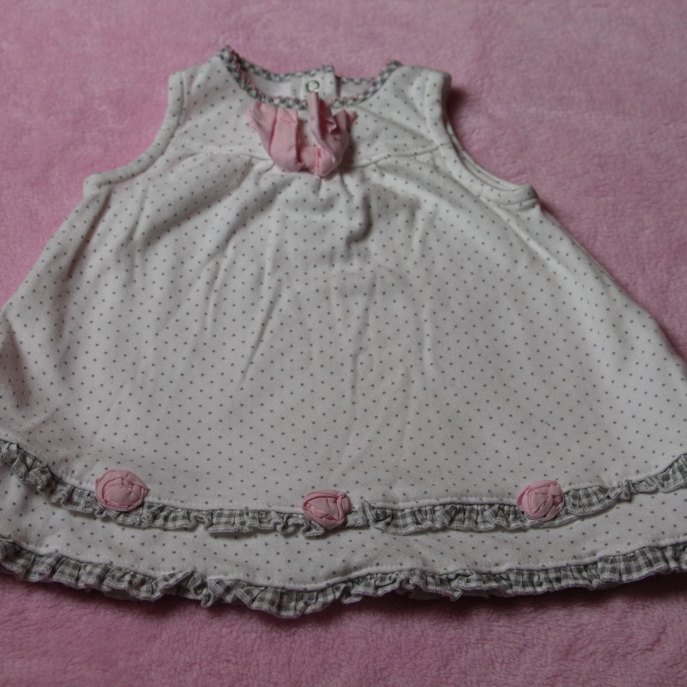 Sleeveless baby dress white with grey dots roses